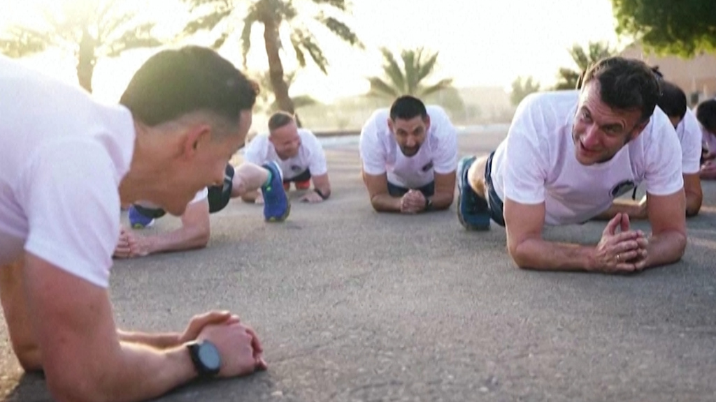 Macron im Fitness-Modus: So trainiert Frankreichs Präsident mit Soldaten und YouTube-Star