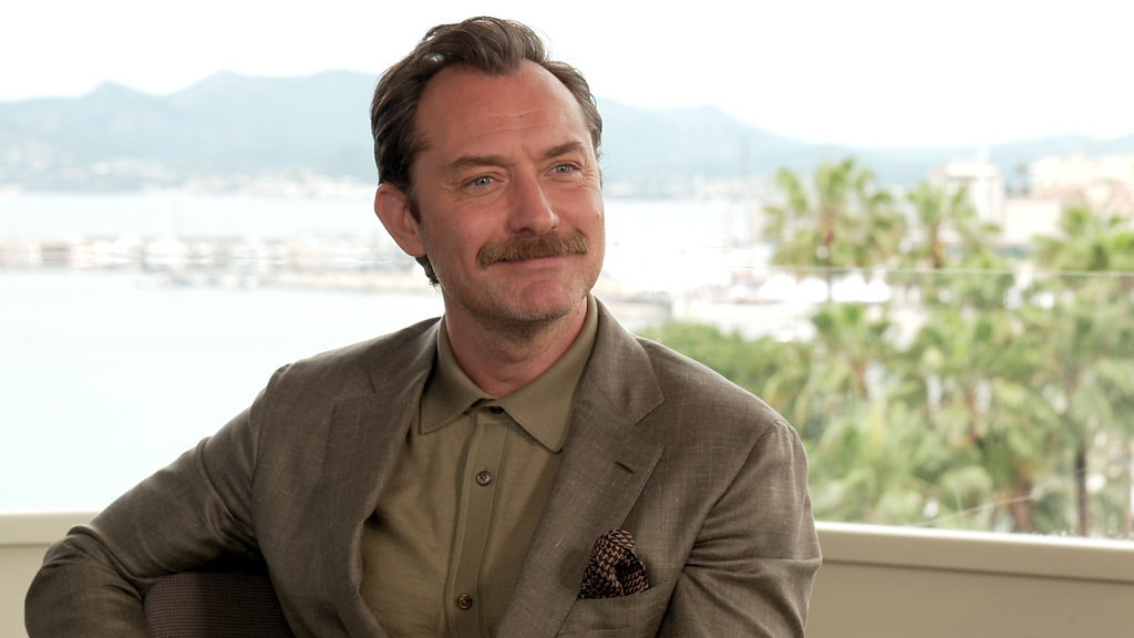 «Das Spiel der Königin» jetzt auf blue Video – Jude Law: «Es ist nichts lustig daran, seine Frauen umzubringen»