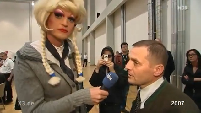 Dragqueen Olivia Jones entlarvt die Politiker der rechtsextremen NPD