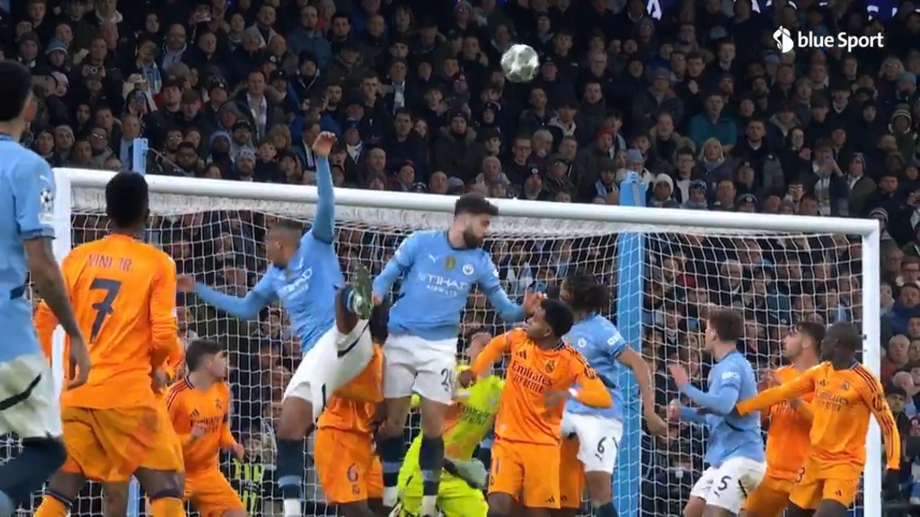 Akanji trifft die Latte