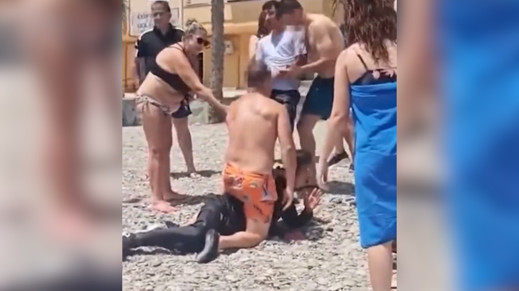 Schleuser-Drama in Andalusien – Migranten landen am Strand – Touristen geraten aneinander