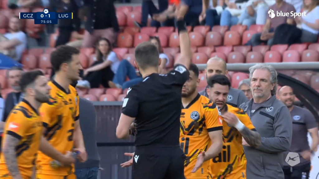 74. Minute: Mahmoud fliegt vom Platz