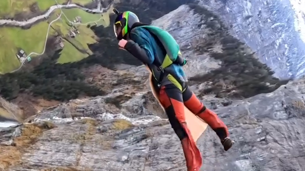 Halsbrecherisch im Lauterbrunnental: Franzose segelt auf Karton 400 Meter in den Abgrund
