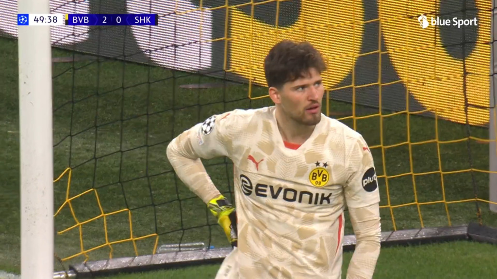 BVB-Goalie Kobel mit haarsträubendem Fehler