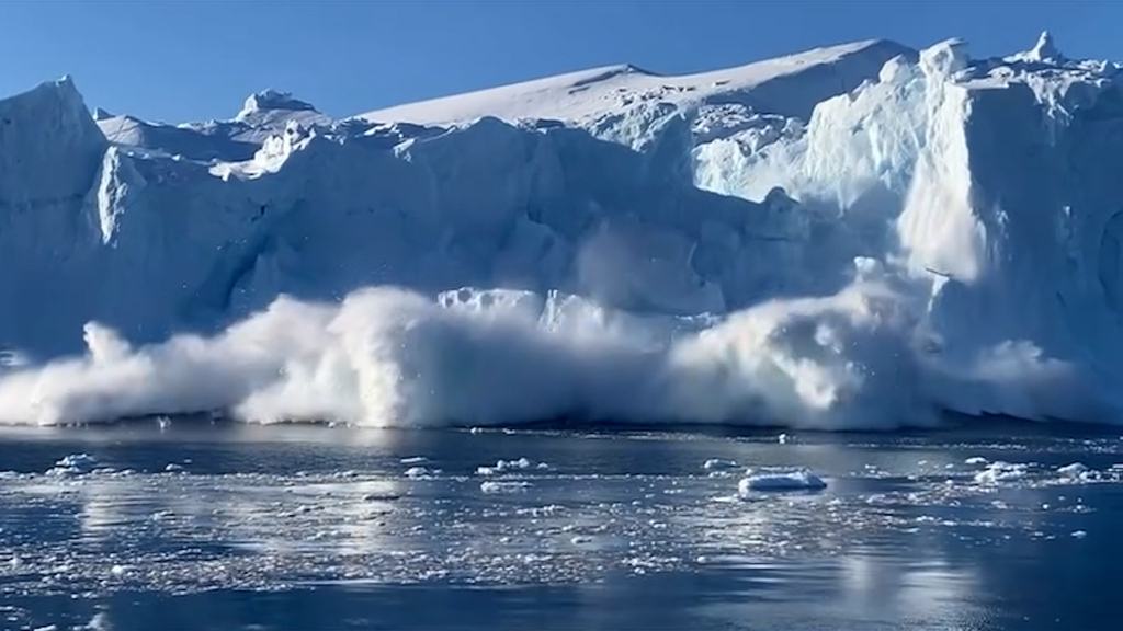 Naturschauspiel im Ilulissat-Eisfjord: Massiver Eisberg bricht vor Augen eines Touristenboots auseinander