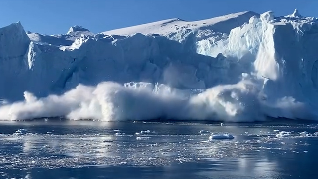 Naturschauspiel im Ilulissat-Eisfjord: Massiver Eisberg bricht vor Augen eines Touristenboots auseinander