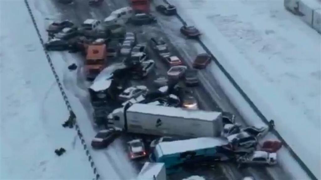 Massencrash nach Wintereinbruch – 45 Fahrzeuge involviert