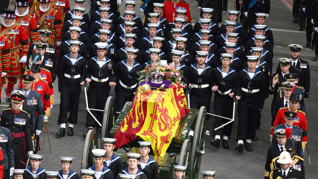 Pourquoi Des Marins Tirent Le Cercueil De La Reine