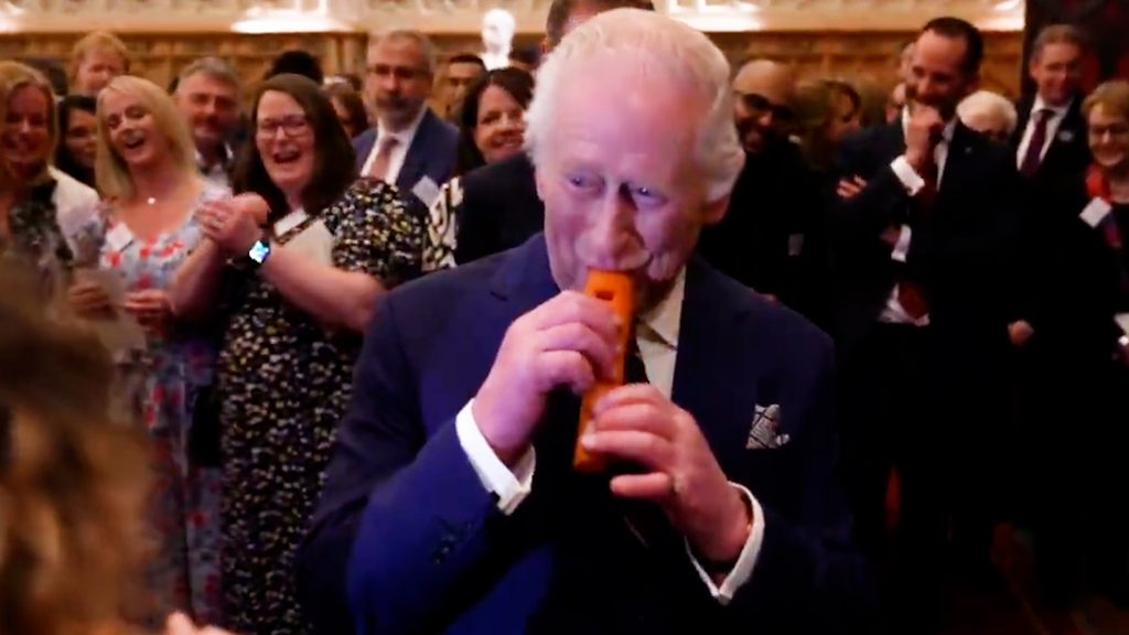 «Funkel, funkel, kleiner Stern»: König Charles III. spielt mit Rüebli bekanntes Kinderlied