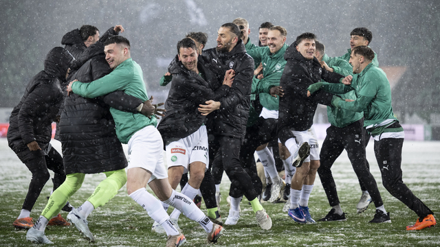 Spieler werfen Schneebälle ins Publikum: Gute Stimmung trotz Spielabsage in St.Gallen