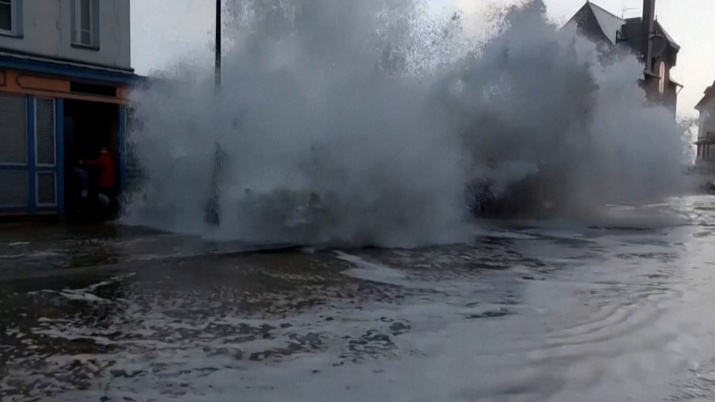 Frankreich // Riesige Wellen brechen über Stadtmauer