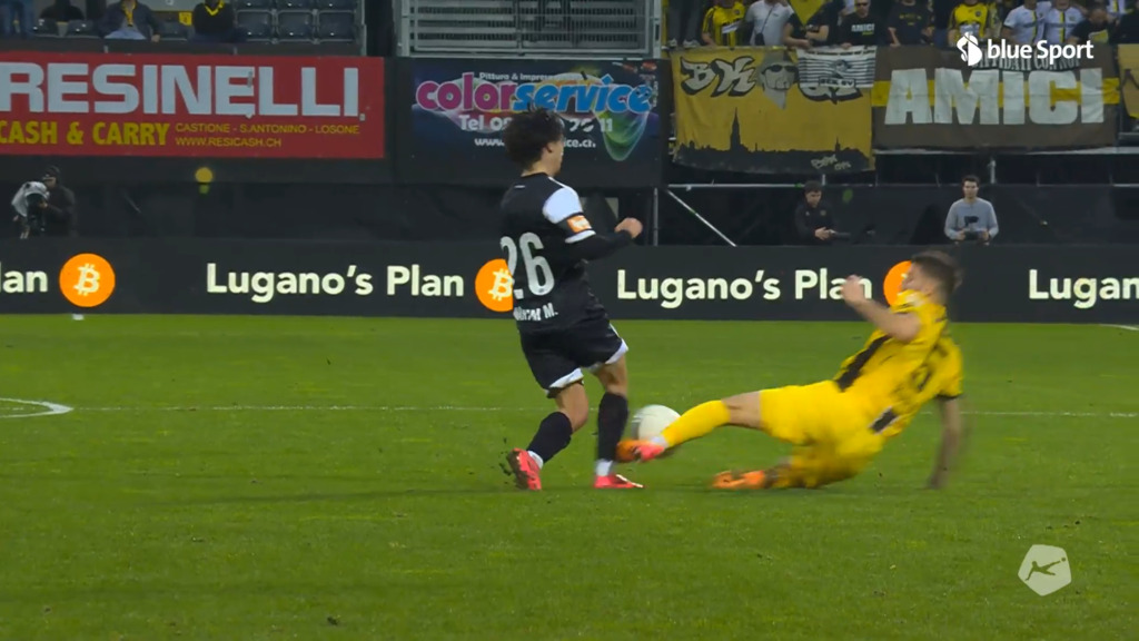 36. Minute: Für dieses Monster-Foul sieht YB-Husic nur Gelb