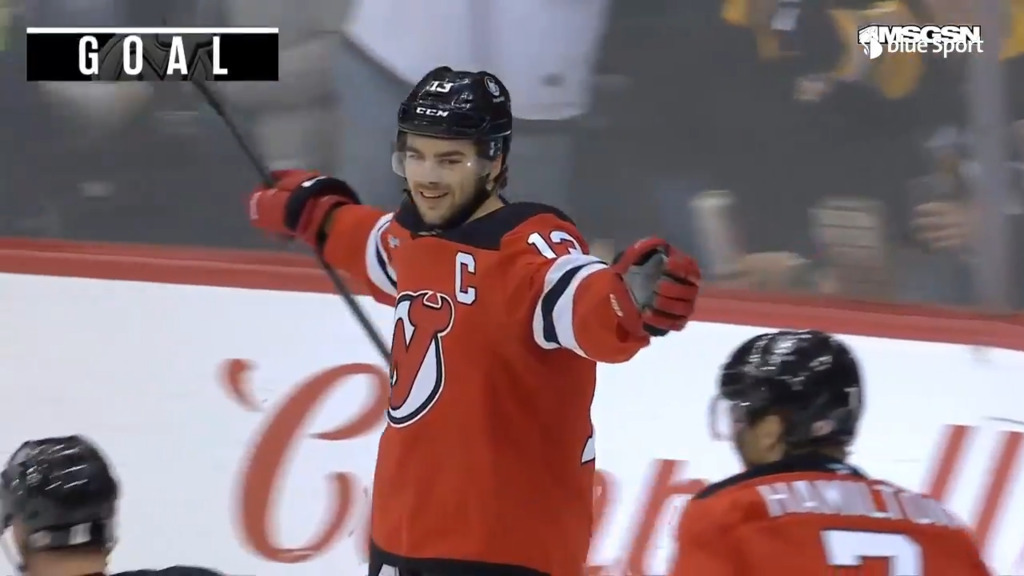 NHL-Star Hischier brilliert bei 3:0-Sieg mit drei Skorerpunkten