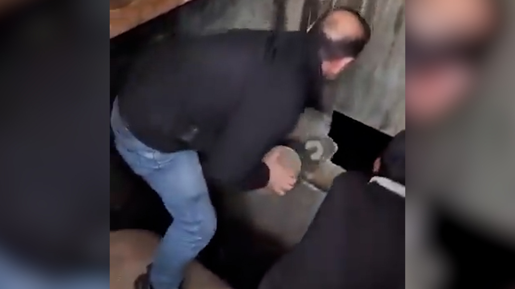 Retter finden Kinder und Frauen in geheime Kammern