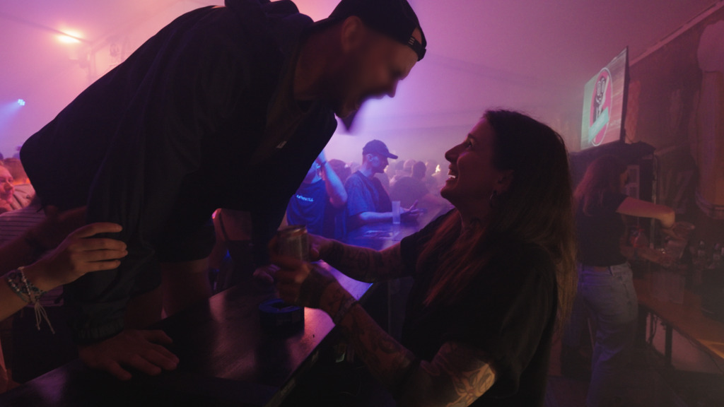 Hinter dem Tresen am Gampel: «Innerhalb einer Stunde gehen bis zu 600 Biere über die Theke»