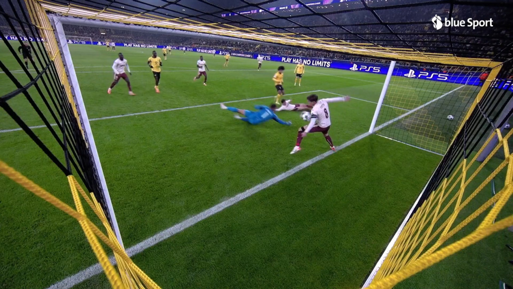 54. Minute: Villarreals Foyth rettet mit dem Arm auf der Linie und sieht Rot – Guirassy erhöht per Penalty