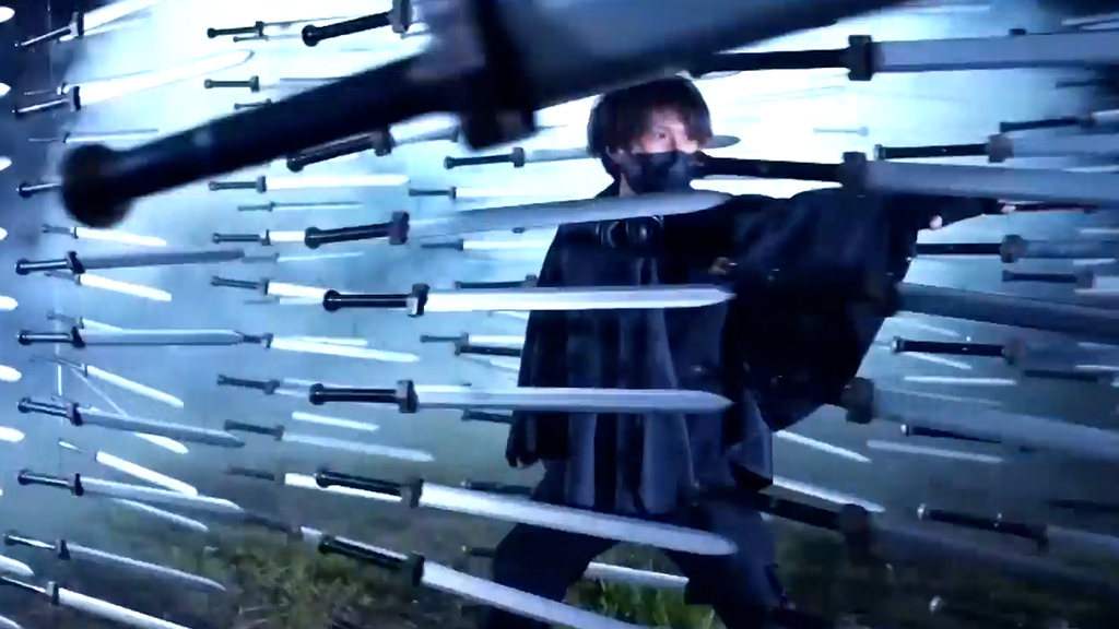 Ganz ohne Spezialeffekt: Mann bringt 7000 Schwerter zum Fliegen