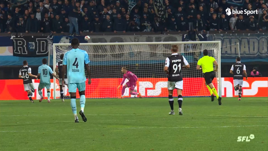 Markelo hämmert den Ball an die Latte