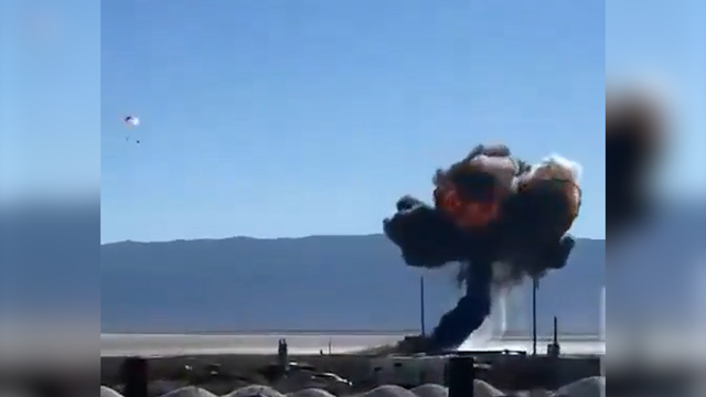 Kampfjet stürzt ab: Pilot rettet sich kurz bevor sein Flugzeug explodiert