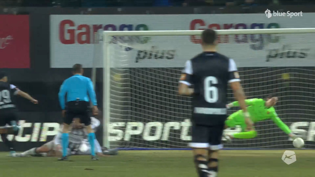 51. Minute: Innert Sekunden retten Hitz, Pfosten und Latte für den FCB