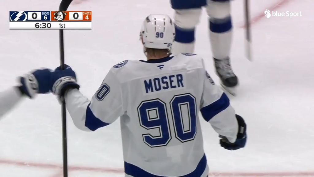 Moser markiert gegen Anaheim den Führungstreffer 