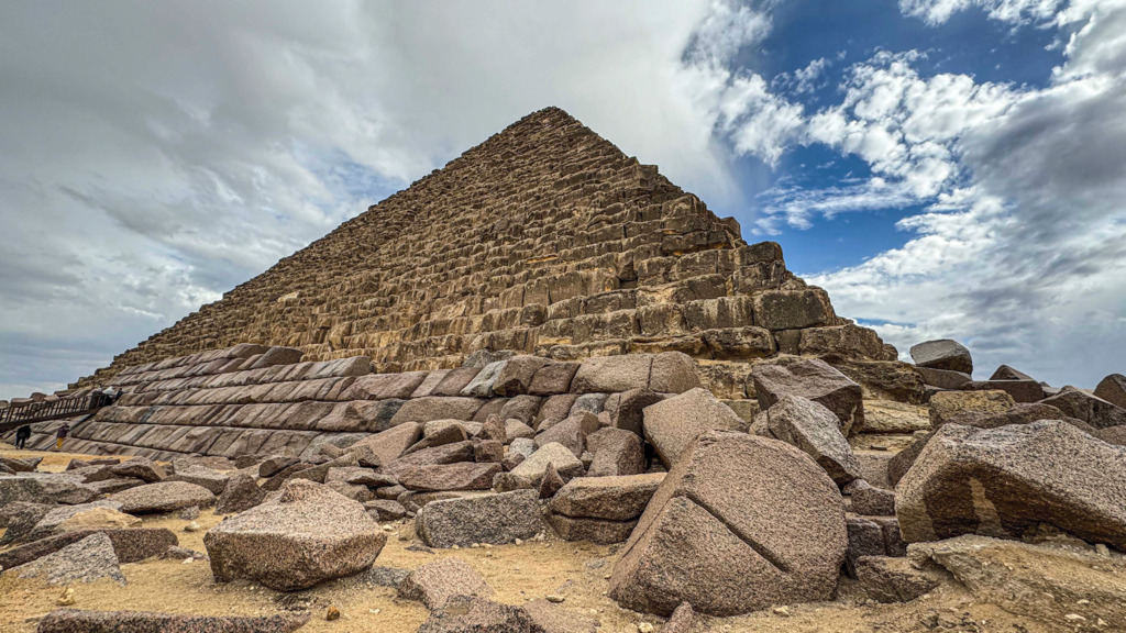 Verbirgt sich hier ein geheimer Eingang? – Forschende entdecken zwei Hohlräume in der Menkaure-Pyramide