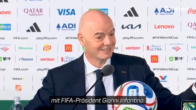 FIFA-Präsident Infantino lässt sich an der Pressekonferenz ein zweites Mal vorstellen
