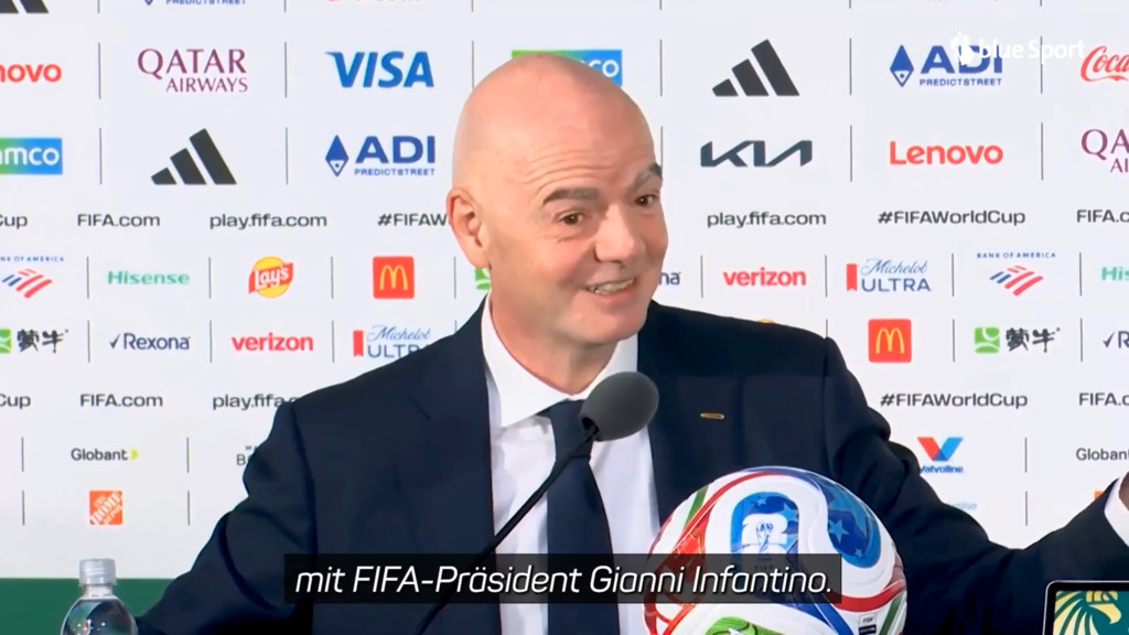 FIFA-Präsident Infantino lässt sich an der Pressekonferenz ein zweites Mal vorstellen