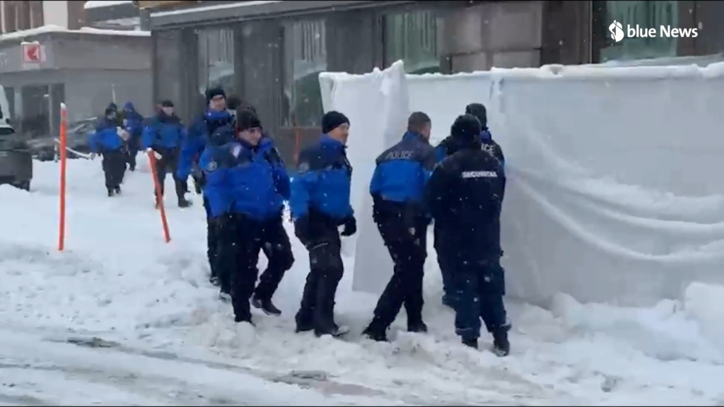 Numerosi agenti di polizia entrano nel locale «Le Constellation»