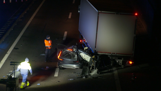 Tödlicher Auffahrunfall auf der A350-Jähriger stirbt nach Kollision mit Sattelschlepper