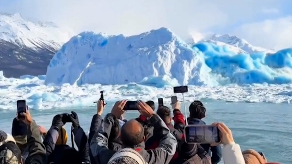 Naturspektakel in Patagonien: Eisberg macht Purzelbaum
