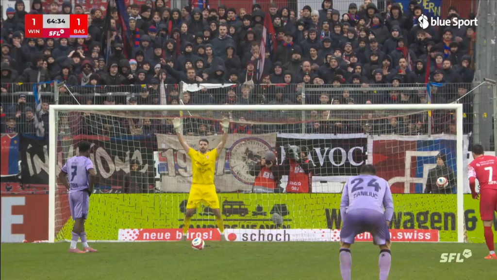 Kapino hält den Elfmeter von Otele