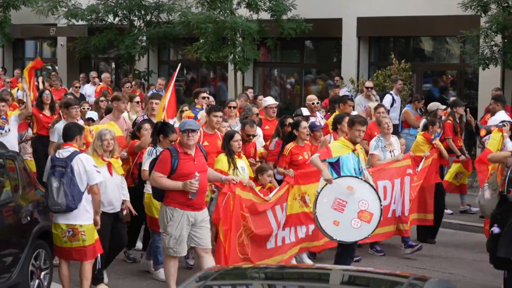 Plusieurs centaines de fans de football traversent Zurich avant la demi-finale de l'Euro
