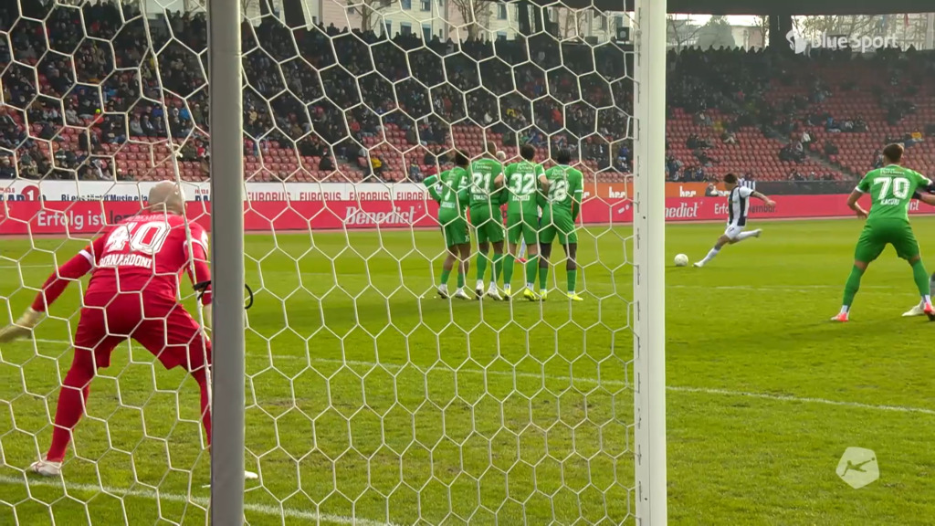 Zuber scheitert mit gefährlichem Freistoss