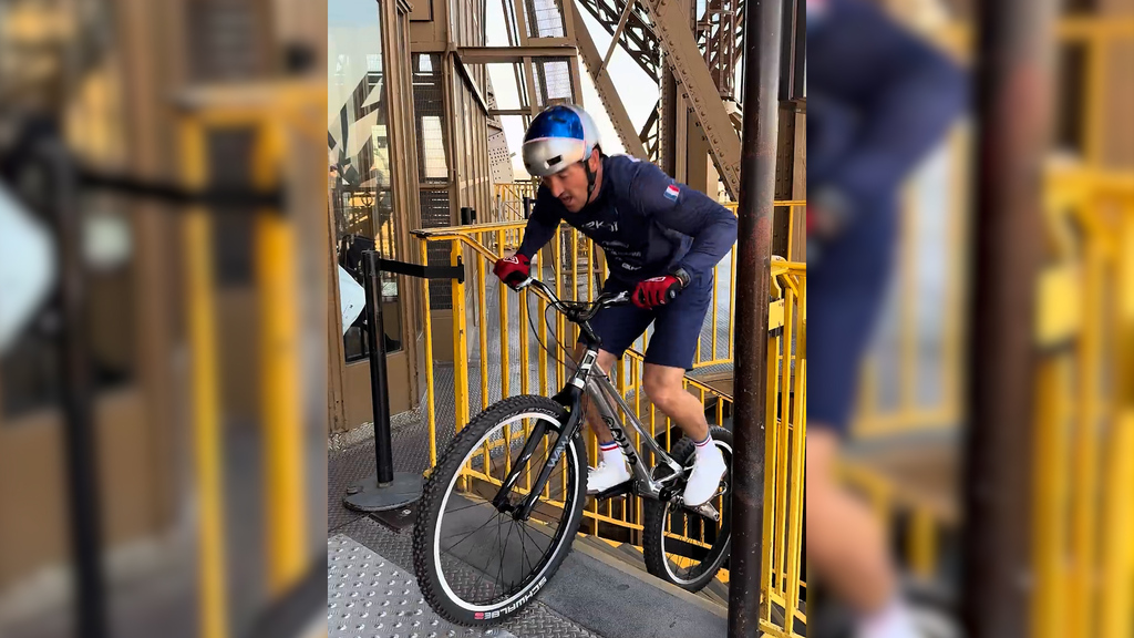 Verrückter Weltrekord: Extremsportler hüpft mit seinem Velo den Eiffelturm hoch