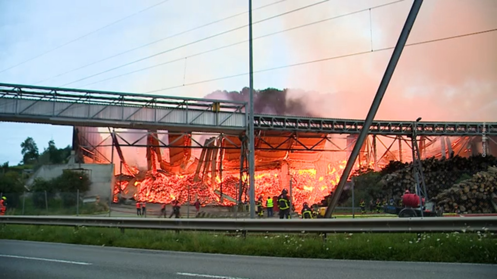 Grossbrand bei Holzfirma lässt Dach einstürzen