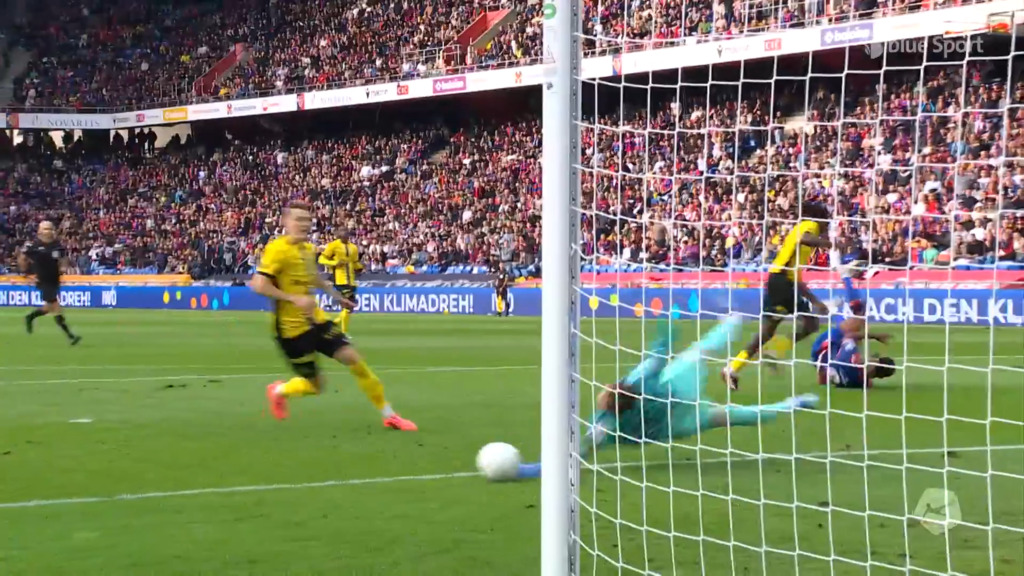 Von Ballmoos rettet gegen Kevin Carlos