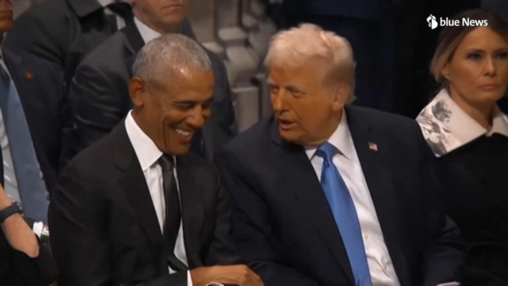 Moment de complicité entre Obama et Trump