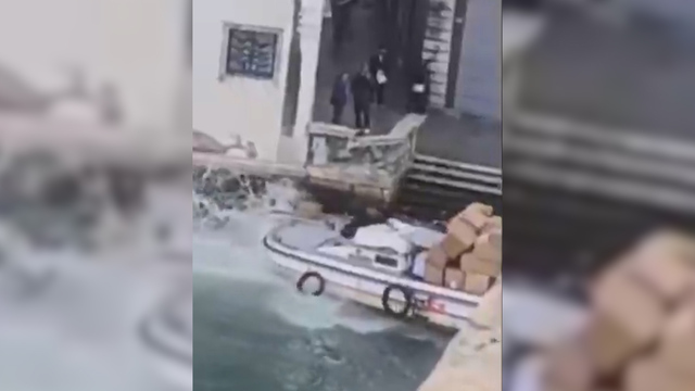 Diebstahl in Venedig geht schief: Frau klaut Boot voller Pakete &#x2013; dann rammt sie ber&#xFC;hmtes Wahrzeichen