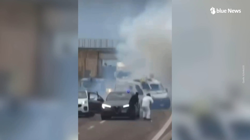 Uomini incappucciati attaccano un'auto blindata e aprono il fuoco