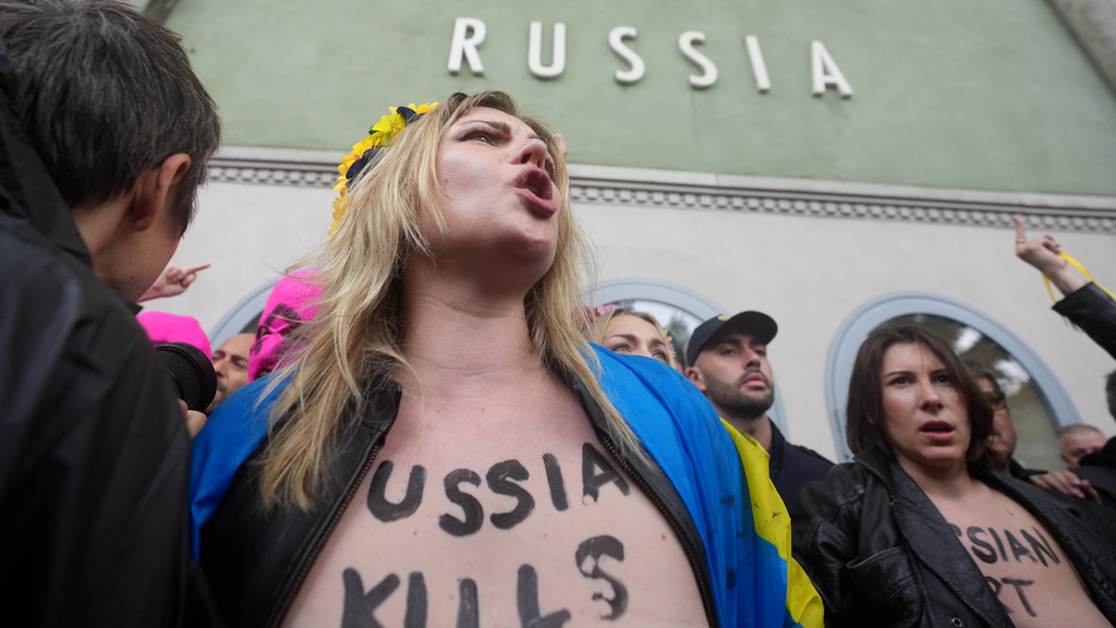 Mit nackter Haut und lauter Musik: Femen und Pussy Riot protestieren vor russischem Pavillion in Venedig