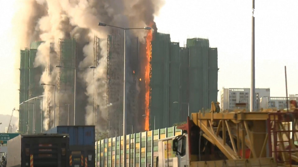 Hong Kong: un immense incendie ravage plusieurs immeubles résidentiels