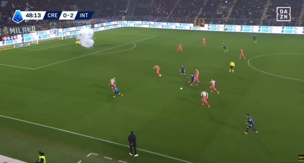 Inter-Fans bewerfen Cremonese-Torhüter mit Böller