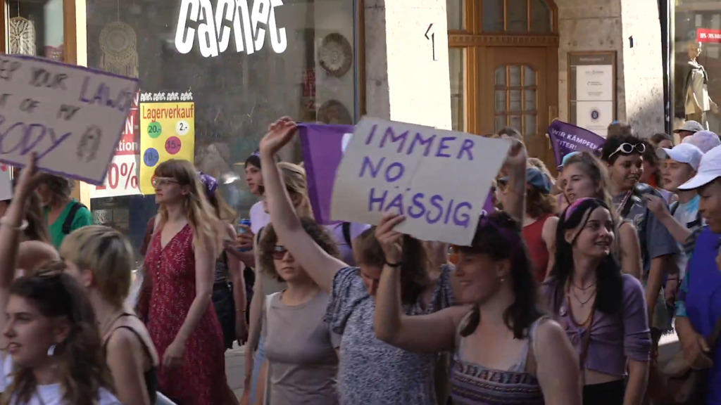 Tausende an Frauenstreik-Demo in Bern