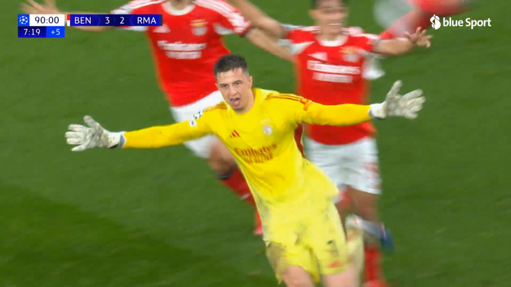 Le but du gardien Trubin, qui qualifie le Benfica en Playoffs de Ligue des champions