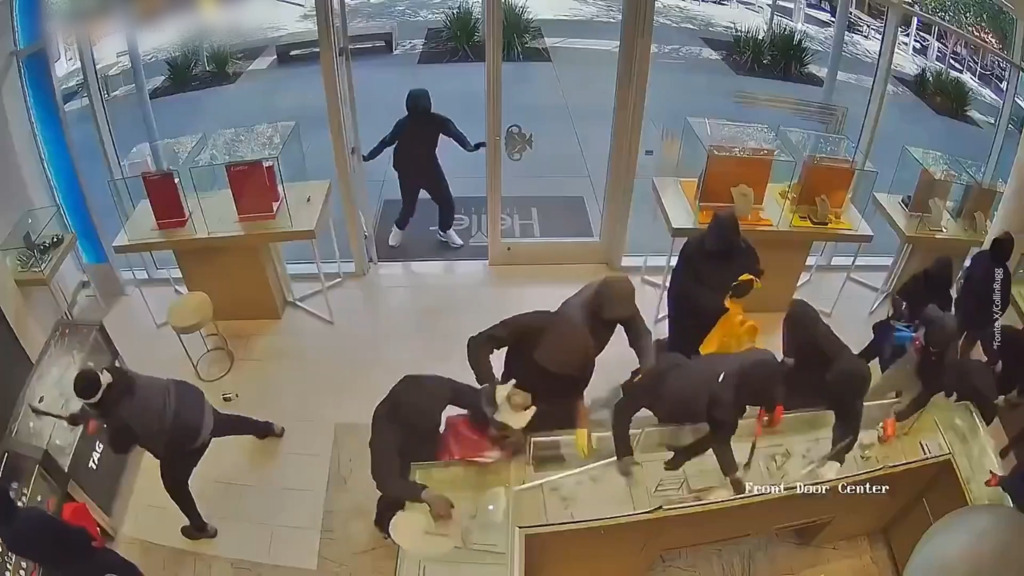 25 rapinatori si introducono in una gioielleria