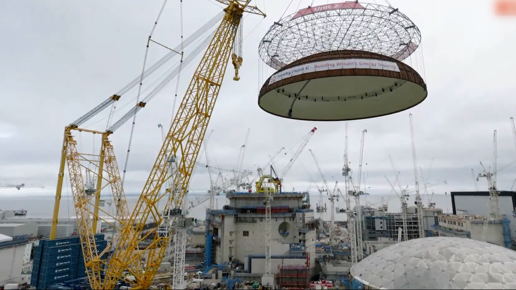 Über 5200 Tonnen heben: Hier siehst du Big Carl, den grössten Kran der Welt, im Einsatz