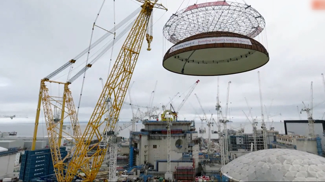 Über 5200 Tonnen heben: Hier siehst du Big Carl, den grössten Kran der Welt, im Einsatz
