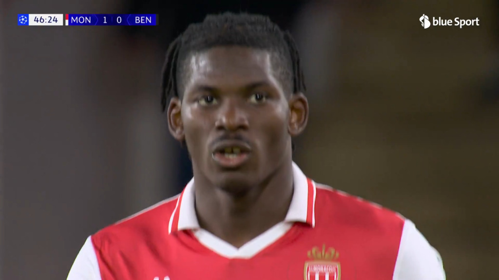 Embolo colpisce il palo