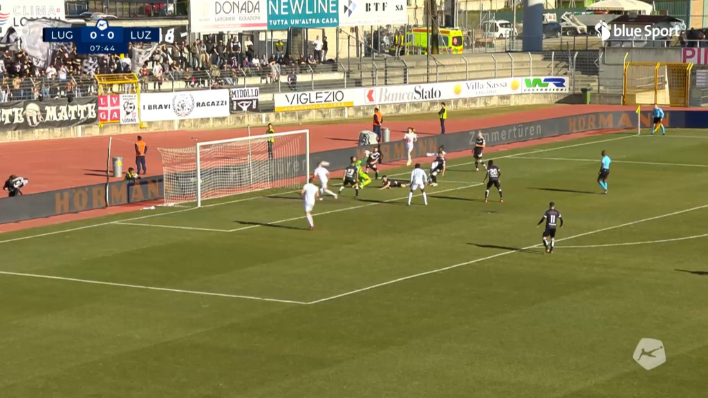 8. Minute: Abubakar verzieht aus spitzen Winkel